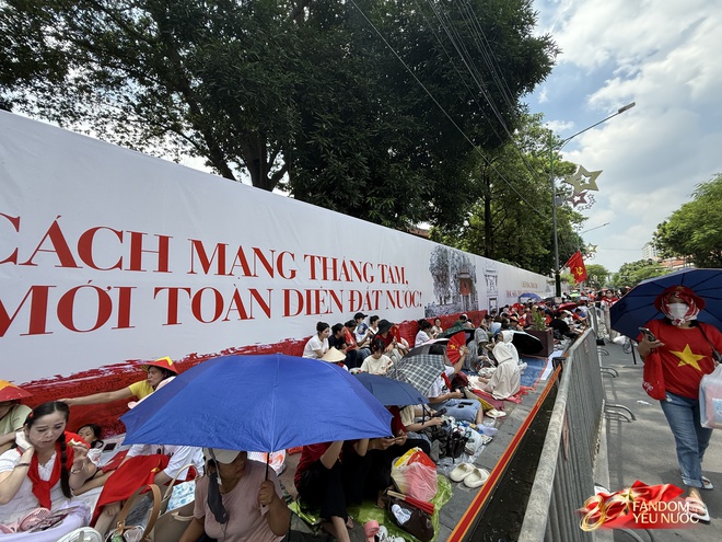 Xuất hiện "bức tường" 2m tại Văn Miếu-Quốc Tử Giám đúng vị trí đoàn diễu binh đi qua, lý do khiến dân tình gật gù- Ảnh 4. Xuất hiện "bức tường" 2m tại Văn Miếu-Quốc Tử Giám đúng vị trí đoàn diễu binh đi qua, lý do khiến dân tình gật gù- Ảnh 4.