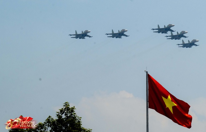[CLIP] Phi công SU-30MK2 đưa tay chào cực nghệ khi chao lượn trên bầu trời Hà Nội, tiến về Ba Đình- Ảnh 9.