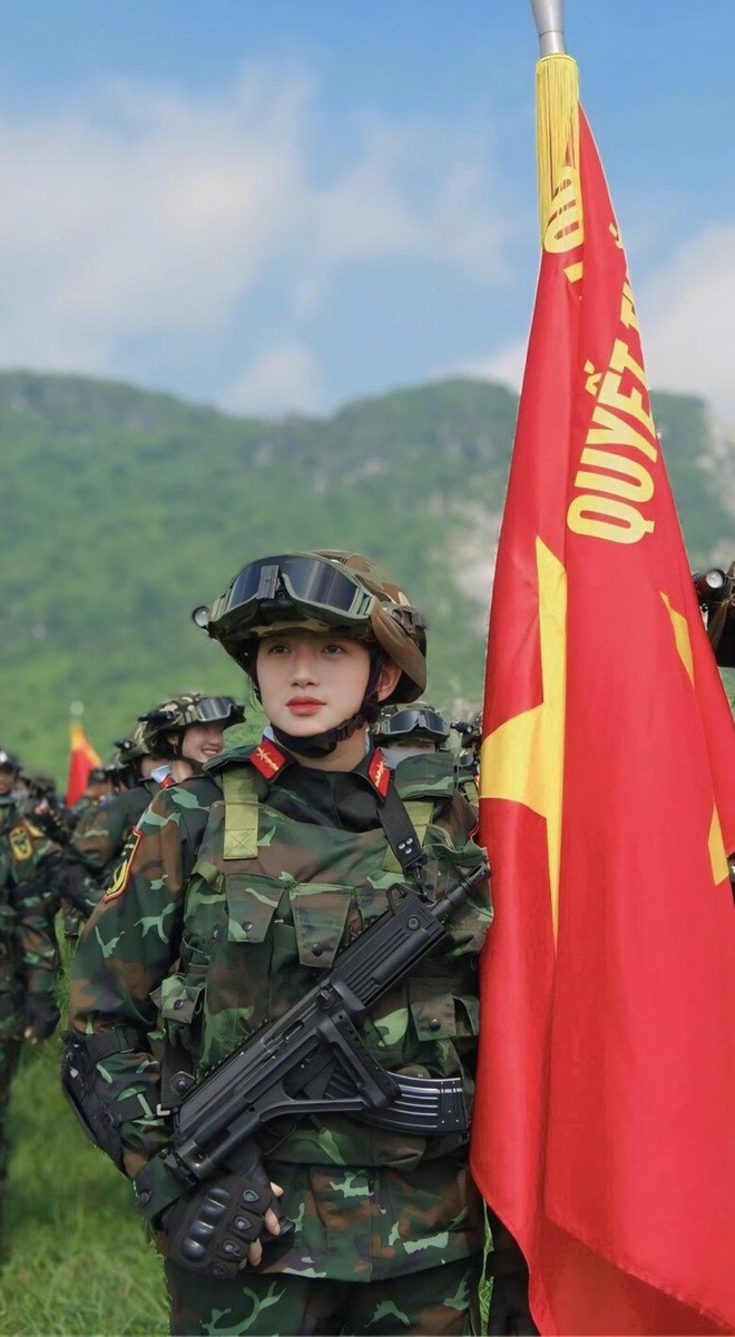 10 nữ quân nhân Việt Nam chỉ cần nở nụ cười là khuynh đảo mạng xã hội- Ảnh 11.