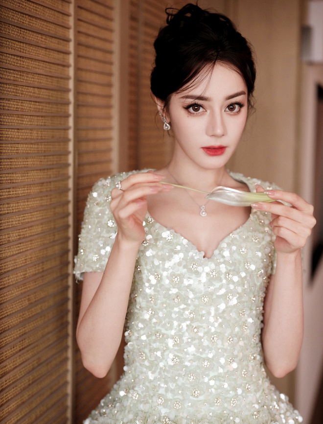 3 cặp sao nữ Cbiz là đối thủ trời chọn: Toàn những cái tên khiến netizen chia phe tranh cãi- Ảnh 4.
