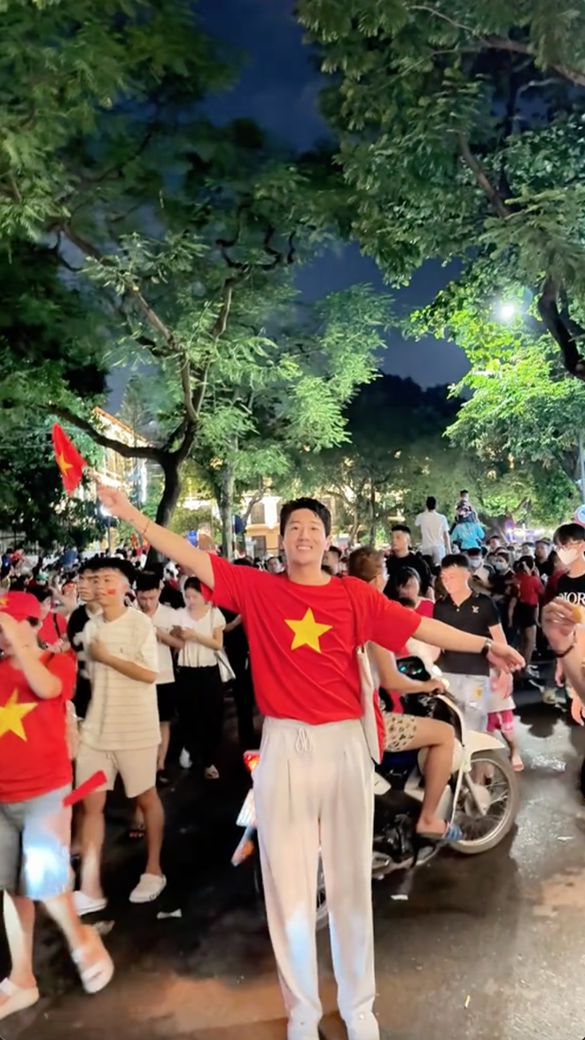 Khách Hàn đi xem diễu binh tại Việt Nam: "Dù không quen biết nhưng tôi rất ấn tượng với hành động của họ"- Ảnh 2.