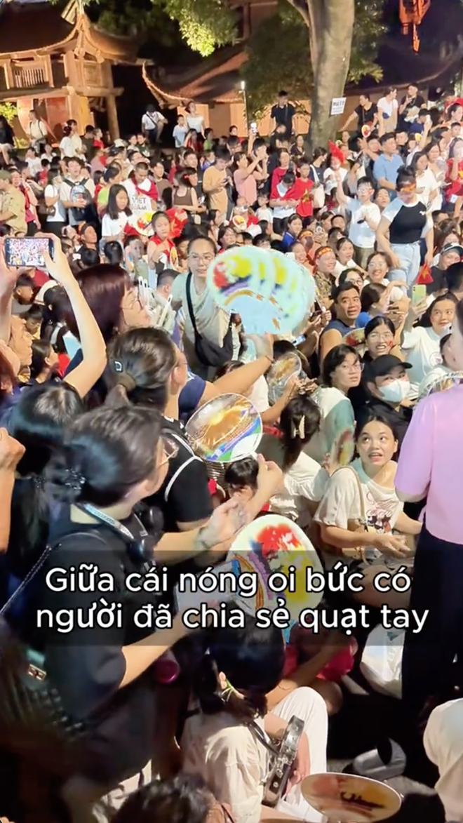 Khách Hàn đi xem diễu binh tại Việt Nam: "Dù không quen biết nhưng tôi rất ấn tượng với hành động của họ"- Ảnh 3.