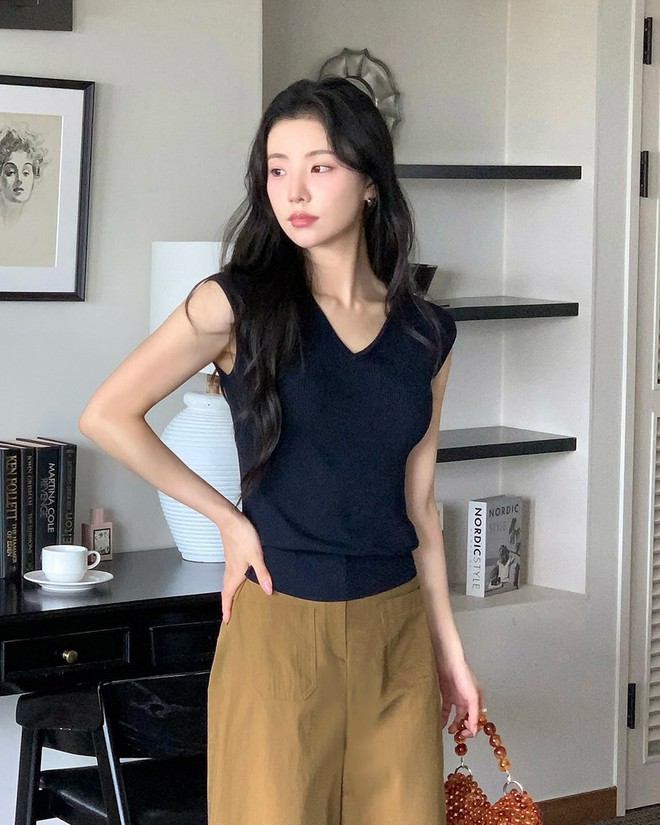 Đừng mặc áo quá rộng nữa, bạn hãy ưu tiên 4 mẫu áo này để thu gọn vóc dáng và trông chỉn chu hơn- Ảnh 1.