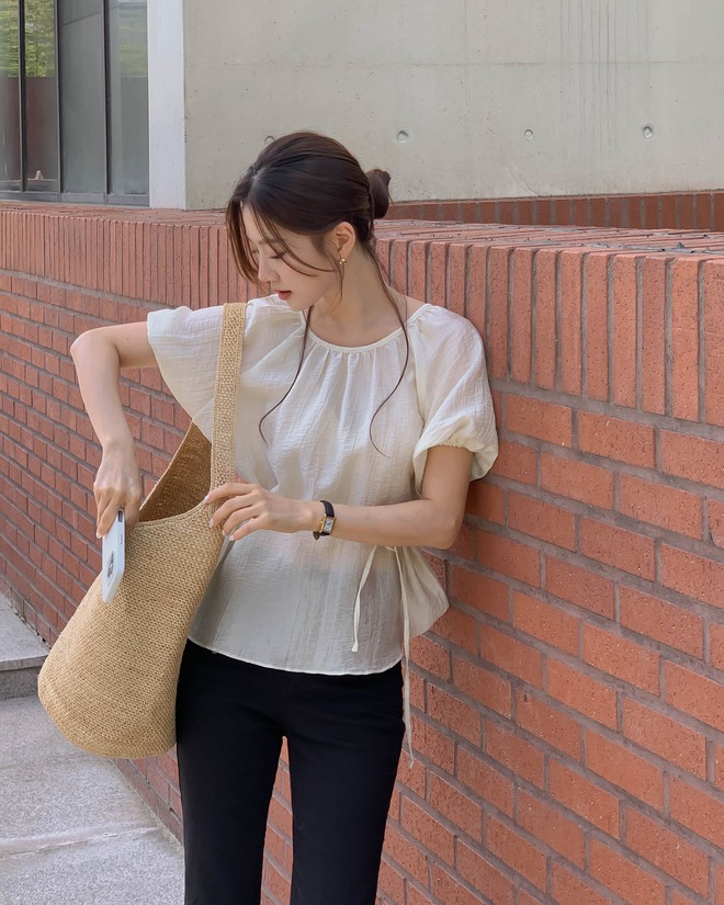 4 mẫu áo mặc với quần đen giúp xóa tan sự nhạt nhòa, tăng vẻ sang trọng- Ảnh 5.