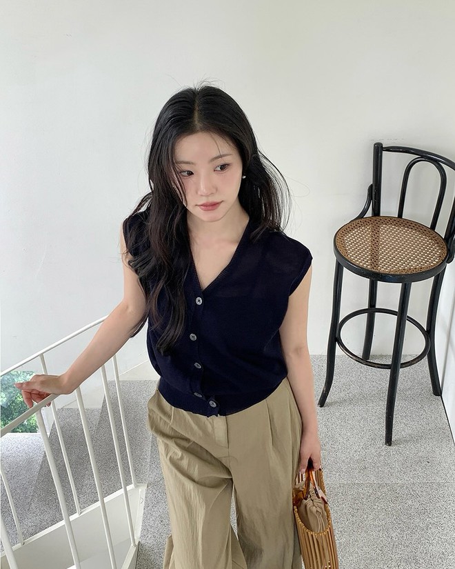 Đừng mặc áo quá rộng nữa, bạn hãy ưu tiên 4 mẫu áo này để thu gọn vóc dáng và trông chỉn chu hơn- Ảnh 2.