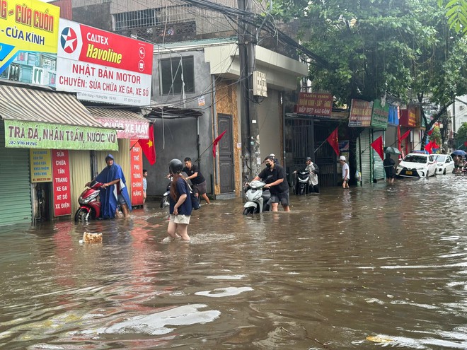 Chiếc xe chết máy giữa đường và nỗi khổ của dân công sở ngày mưa ngập ở Hà Nội- Ảnh 6.