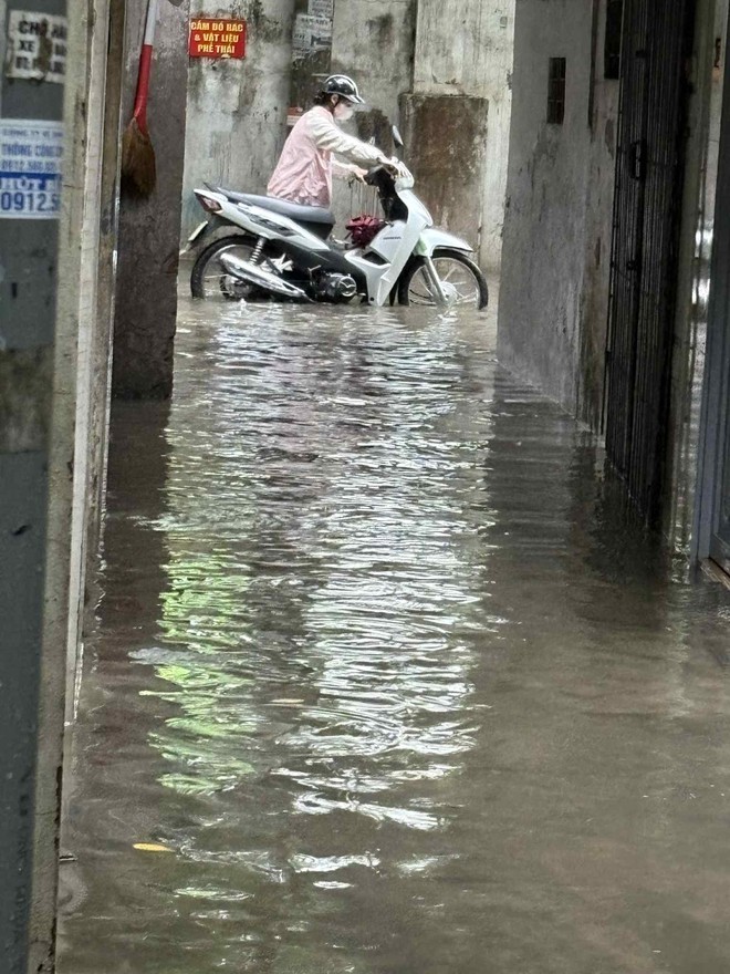 Chiếc xe chết máy giữa đường và nỗi khổ của dân công sở ngày mưa ngập ở Hà Nội- Ảnh 1.