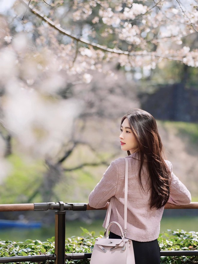 Cách dùng túi hiệu chọn lọc của dâu hào môn kiêm "thần tiên tỷ tỷ” Việt Nam- Ảnh 2. Cách dùng túi hiệu chọn lọc của dâu hào môn kiêm "thần tiên tỷ tỷ” Việt Nam- Ảnh 2.