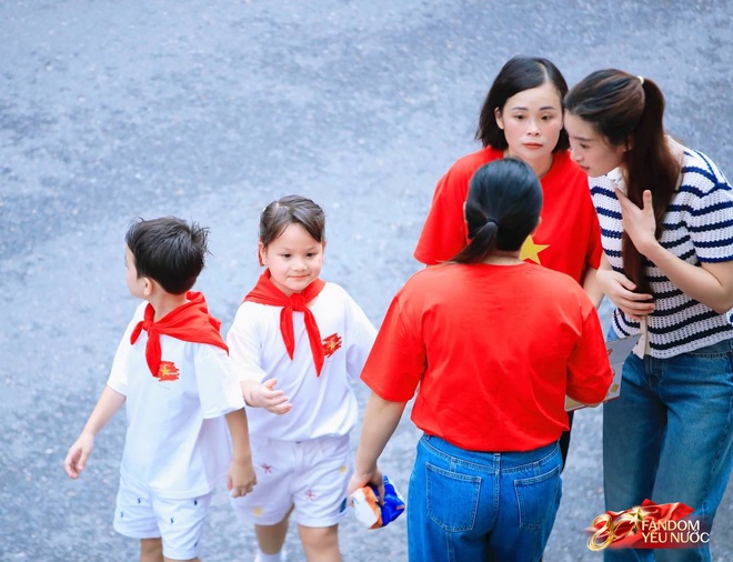 Đỗ Mỹ Linh nổi bần bật giữa dòng người xem A80, gây chú ý khi dắt theo 3 "hot kid" cháu bầu Hiển- Ảnh 6.