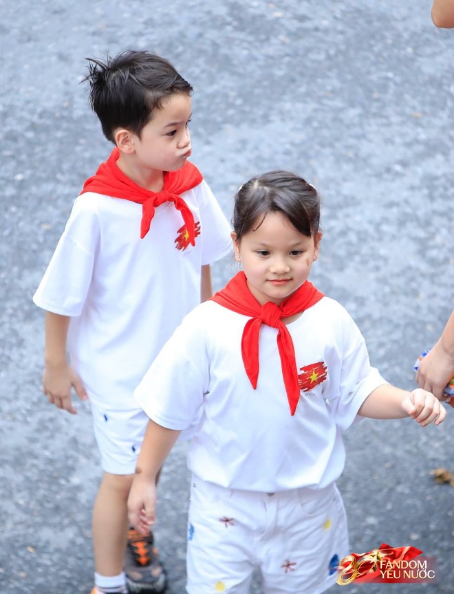 Đỗ Mỹ Linh nổi bần bật giữa dòng người xem A80, gây chú ý khi dắt theo 3 "hot kid" cháu bầu Hiển- Ảnh 7.