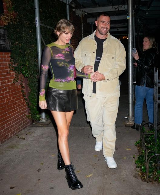 Lễ đính hôn của Taylor Swift và Travis Kelce: Bố chồng công khai "Taylor đang sốt ruột cưới" và cả loạt sự thật đằng sau!- Ảnh 9. Lễ đính hôn của Taylor Swift và Travis Kelce: Bố chồng công khai "Taylor đang sốt ruột cưới" và cả loạt sự thật đằng sau!- Ảnh 9.