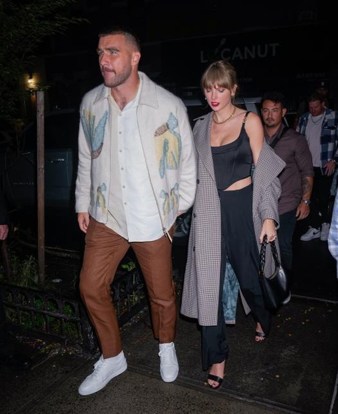 Lễ đính hôn của Taylor Swift và Travis Kelce: Bố chồng công khai "Taylor đang sốt ruột cưới" và cả loạt sự thật đằng sau!- Ảnh 8. Lễ đính hôn của Taylor Swift và Travis Kelce: Bố chồng công khai "Taylor đang sốt ruột cưới" và cả loạt sự thật đằng sau!- Ảnh 8.