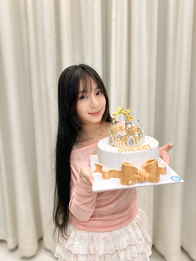 Tiểu thư 12 tuổi của "đại gia" showbiz Việt mặc áo dài, dự triển lãm khủng nhất trước thềm Đại lễ 2/9- Ảnh 6.