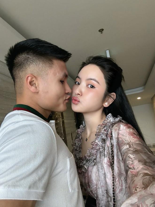 Vợ Quang Hải "đổi mood" chóng mặt: Lên sân bóng là mẹ bỉm giản dị, "lên đồ" tiệc tùng lại sang chảnh hết nấc- Ảnh 3.