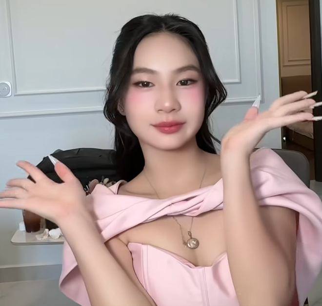Tiểu thư 12 tuổi của "đại gia" showbiz Việt mặc áo dài, dự triển lãm khủng nhất trước thềm Đại lễ 2/9- Ảnh 3.