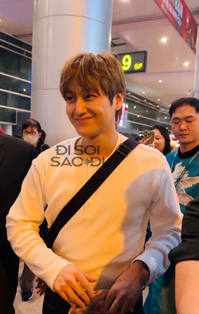 "Chàng gốm" Kim Bum khoe visual “3 không” đẹp đỉnh trên sân khấu Việt Nam, visual sau 16 năm không đổi!- Ảnh 10.