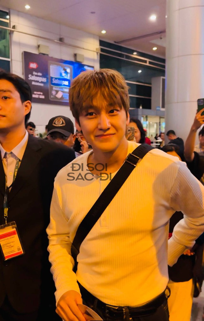 "Chàng gốm" Kim Bum khoe visual “3 không” đẹp đỉnh trên sân khấu Việt Nam, visual sau 16 năm không đổi!- Ảnh 9.