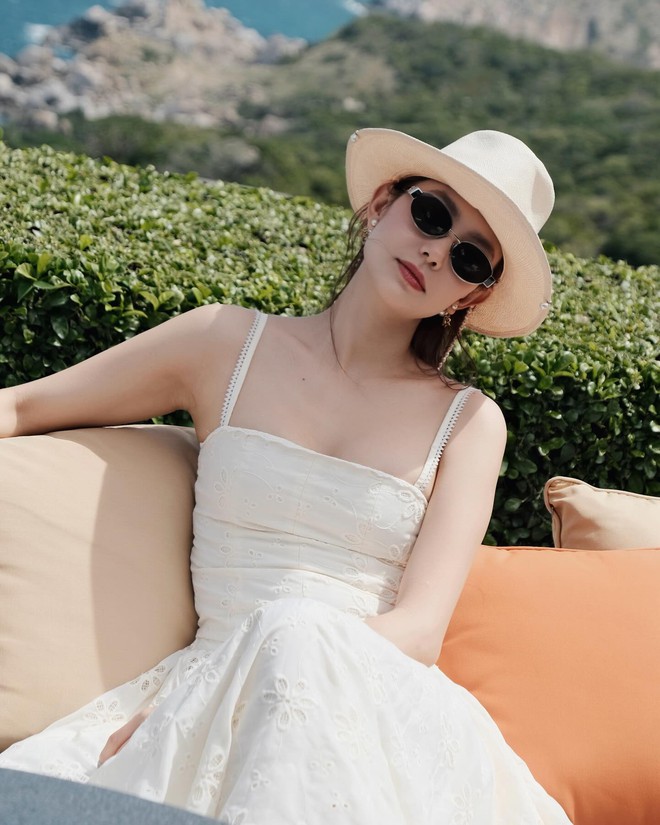 Loạt ảnh khoe body "đẹp ná thở" của Minh Hằng trong căn villa giá 1 tỷ 3 đêm- Ảnh 4. Loạt ảnh khoe body "đẹp ná thở" của Minh Hằng trong căn villa giá 1 tỷ 3 đêm- Ảnh 4.