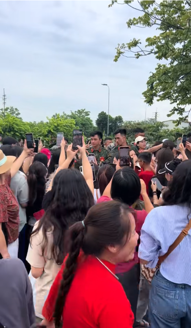 Thượng uý Lê Hoàng Hiệp được đồng đội "bảo vệ 24/24", theo sát nhắc nhở: Anh đừng có vẫy nữa!- Ảnh 5.