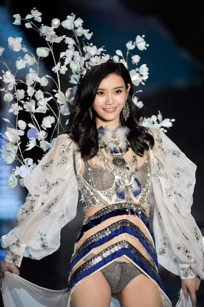 Siêu mẫu Victoria's Secret và "thợ gội đầu" Đậu Kiêu bị đuổi khỏi gia tộc trùm sòng bạc Macau?- Ảnh 4. Siêu mẫu Victoria's Secret và "thợ gội đầu" Đậu Kiêu bị đuổi khỏi gia tộc trùm sòng bạc Macau?- Ảnh 4.