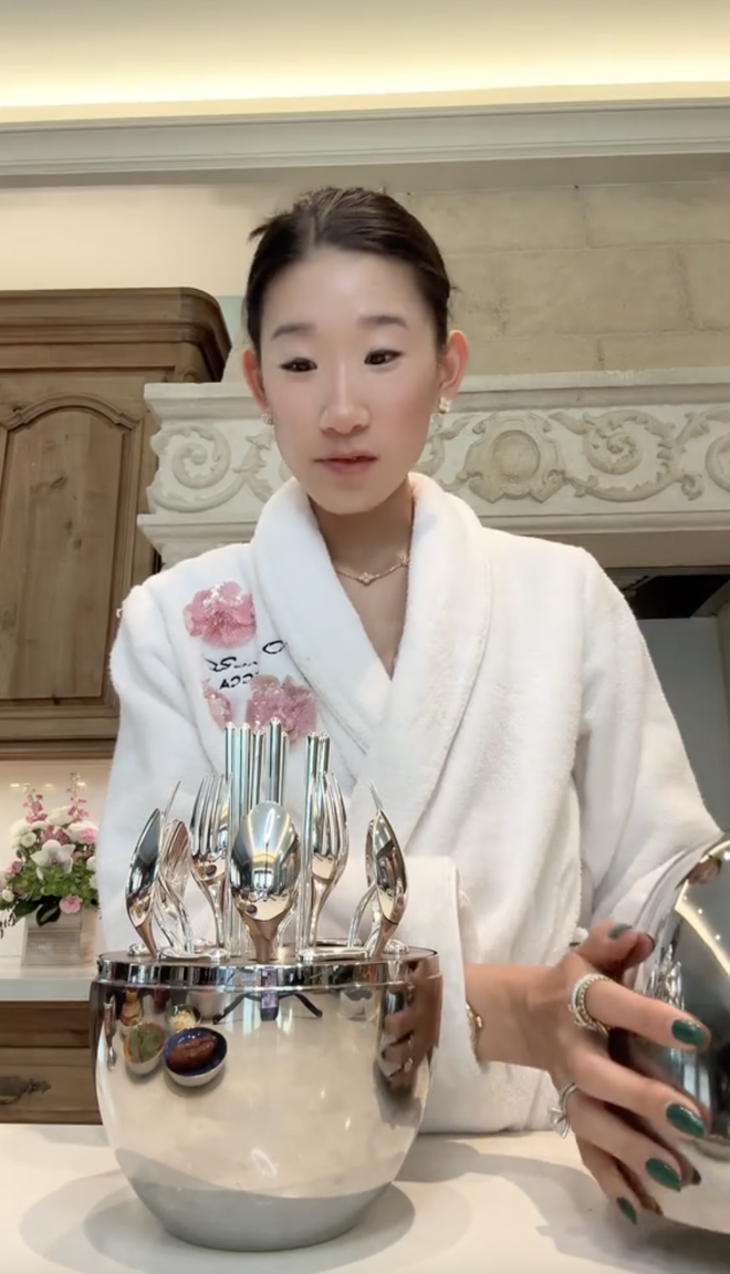 Drama căng đét của giới siêu giàu: Tiểu thư thung lũng silicone bị nữ tỷ phú "bóc phốt" dùng hàng fake- Ảnh 12. Drama căng đét của giới siêu giàu: Tiểu thư thung lũng silicone bị nữ tỷ phú "bóc phốt" dùng hàng fake- Ảnh 12.