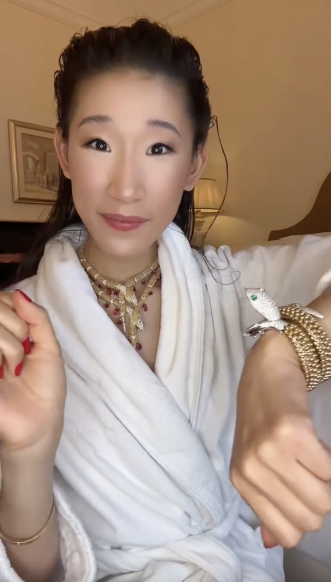 Drama căng đét của giới siêu giàu: Tiểu thư thung lũng silicone bị nữ tỷ phú "bóc phốt" dùng hàng fake- Ảnh 13. Drama căng đét của giới siêu giàu: Tiểu thư thung lũng silicone bị nữ tỷ phú "bóc phốt" dùng hàng fake- Ảnh 13.