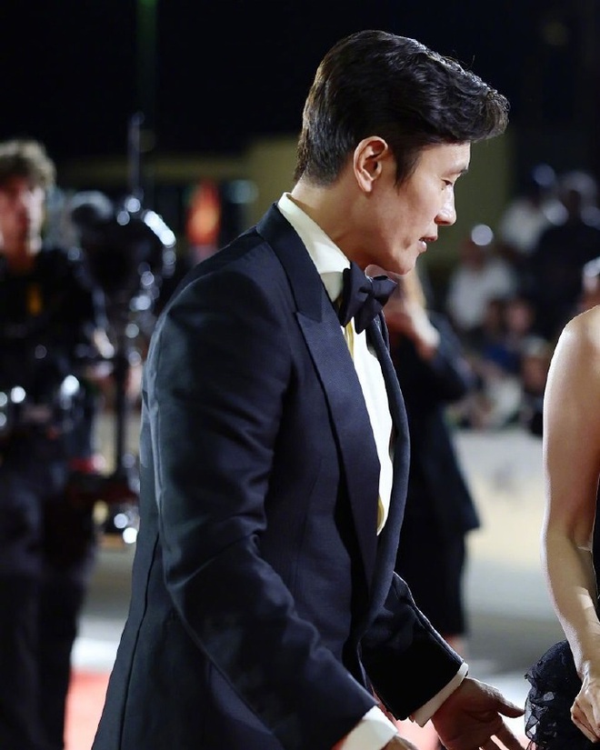 Son Ye Jin đổ bộ thảm đỏ LHP Venice: Visual bị "ống kính tử thần" dìm thê thảm, clip cam thường có gây thất vọng?- Ảnh 14. Son Ye Jin đổ bộ thảm đỏ LHP Venice: Visual bị "ống kính tử thần" dìm thê thảm, clip cam thường có gây thất vọng?- Ảnh 14.