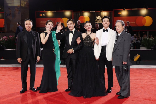 Son Ye Jin đổ bộ thảm đỏ LHP Venice: Visual bị "ống kính tử thần" dìm thê thảm, clip cam thường có gây thất vọng?- Ảnh 10. Son Ye Jin đổ bộ thảm đỏ LHP Venice: Visual bị "ống kính tử thần" dìm thê thảm, clip cam thường có gây thất vọng?- Ảnh 10.