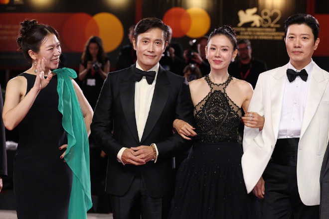 Son Ye Jin đổ bộ thảm đỏ LHP Venice: Visual bị "ống kính tử thần" dìm thê thảm, clip cam thường có gây thất vọng?- Ảnh 11. Son Ye Jin đổ bộ thảm đỏ LHP Venice: Visual bị "ống kính tử thần" dìm thê thảm, clip cam thường có gây thất vọng?- Ảnh 11.