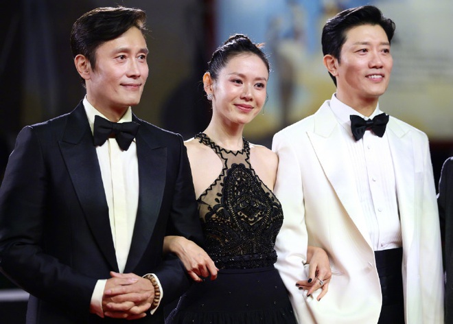 Son Ye Jin đổ bộ thảm đỏ LHP Venice: Visual bị "ống kính tử thần" dìm thê thảm, clip cam thường có gây thất vọng?- Ảnh 12. Son Ye Jin đổ bộ thảm đỏ LHP Venice: Visual bị "ống kính tử thần" dìm thê thảm, clip cam thường có gây thất vọng?- Ảnh 12.