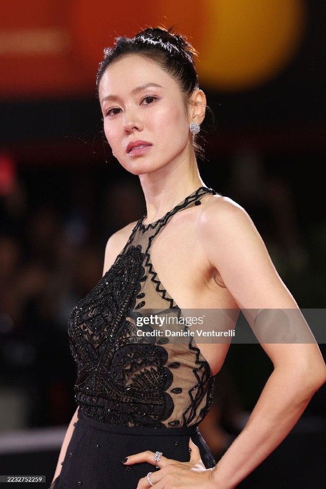 Son Ye Jin đổ bộ thảm đỏ LHP Venice: Visual bị "ống kính tử thần" dìm thê thảm, clip cam thường có gây thất vọng?- Ảnh 3. Son Ye Jin đổ bộ thảm đỏ LHP Venice: Visual bị "ống kính tử thần" dìm thê thảm, clip cam thường có gây thất vọng?- Ảnh 3.