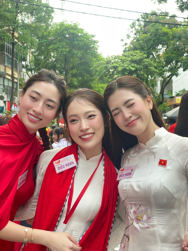 Tiểu Vy tham gia tổng duyệt, tranh thủ đọ sắc cùng đồng chí công an Tiểu Vy tham gia tổng duyệt, tranh thủ đọ sắc cùng đồng chí công an