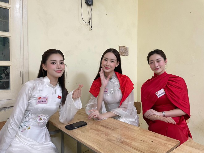 Tiểu Vy tham gia tổng duyệt, tranh thủ đọ sắc cùng đồng chí công an Tiểu Vy tham gia tổng duyệt, tranh thủ đọ sắc cùng đồng chí công an
