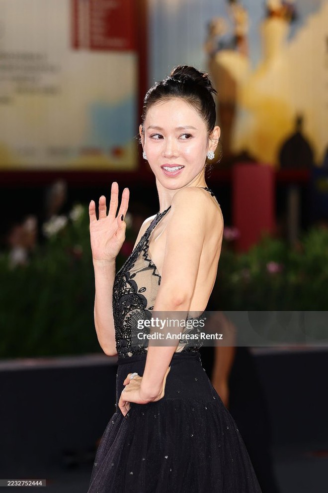 Son Ye Jin đổ bộ thảm đỏ LHP Venice: Visual bị "ống kính tử thần" dìm thê thảm, clip cam thường có gây thất vọng?- Ảnh 7. Son Ye Jin đổ bộ thảm đỏ LHP Venice: Visual bị "ống kính tử thần" dìm thê thảm, clip cam thường có gây thất vọng?- Ảnh 7.