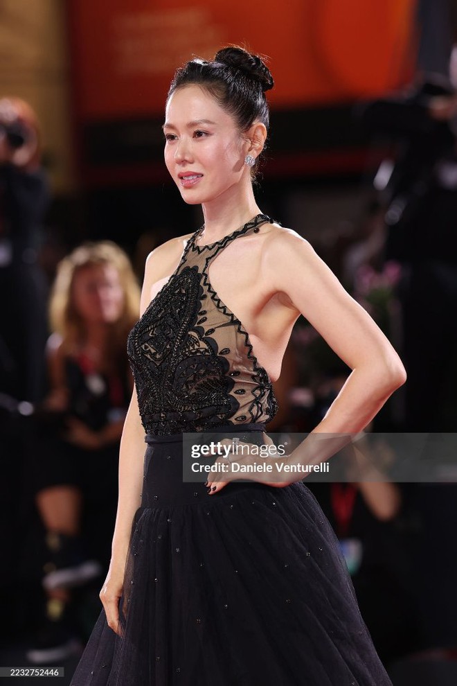 Son Ye Jin đổ bộ thảm đỏ LHP Venice: Visual bị "ống kính tử thần" dìm thê thảm, clip cam thường có gây thất vọng?- Ảnh 1. Son Ye Jin đổ bộ thảm đỏ LHP Venice: Visual bị "ống kính tử thần" dìm thê thảm, clip cam thường có gây thất vọng?- Ảnh 1.