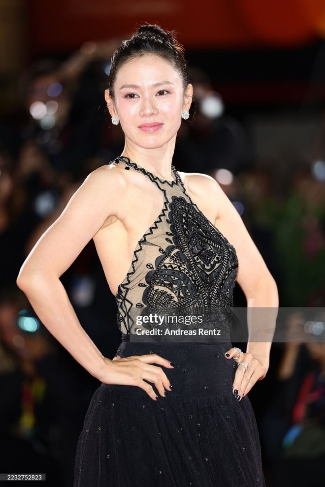 Son Ye Jin đổ bộ thảm đỏ LHP Venice: Visual bị "ống kính tử thần" dìm thê thảm, clip cam thường có gây thất vọng?- Ảnh 6. Son Ye Jin đổ bộ thảm đỏ LHP Venice: Visual bị "ống kính tử thần" dìm thê thảm, clip cam thường có gây thất vọng?- Ảnh 6.