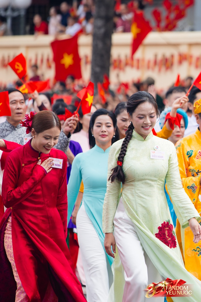 Khối nghệ sĩ thi nhau "chạy marathon" giữa tổng duyệt, ai chứng kiến cũng phải bật cười: Chuyện gì đây?- Ảnh 9. Khối nghệ sĩ thi nhau "chạy marathon" giữa tổng duyệt, ai chứng kiến cũng phải bật cười: Chuyện gì đây?- Ảnh 9.