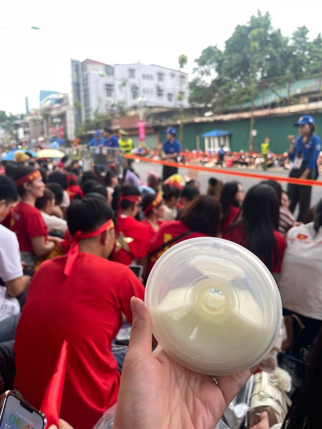 Hội "mẹ bò sữa" tạo trend khó ai làm lại và chắc chỉ có 1 lần trong đời khi đi đu A80- Ảnh 4. Hội "mẹ bò sữa" tạo trend khó ai làm lại và chắc chỉ có 1 lần trong đời khi đi đu A80- Ảnh 4.