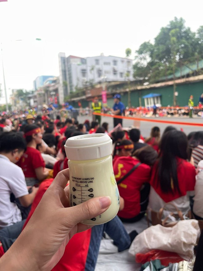 Hội "mẹ bò sữa" tạo trend khó ai làm lại và chắc chỉ có 1 lần trong đời khi đi đu A80- Ảnh 3. Hội "mẹ bò sữa" tạo trend khó ai làm lại và chắc chỉ có 1 lần trong đời khi đi đu A80- Ảnh 3.
