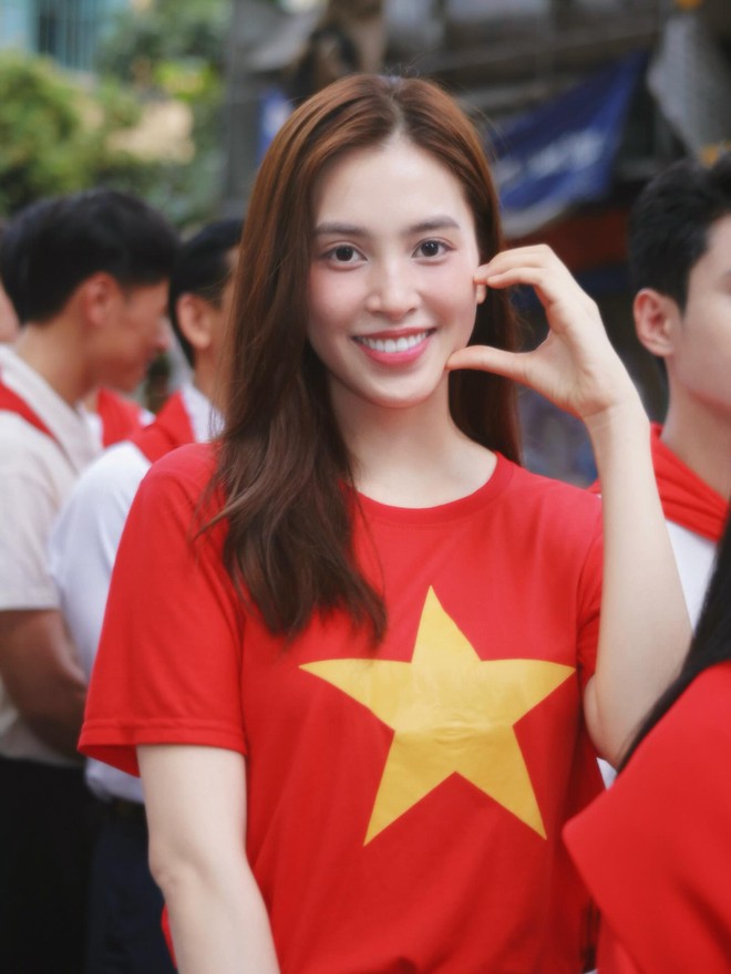 Tiểu Vy tham gia tổng duyệt, tranh thủ đọ sắc cùng đồng chí công an Tiểu Vy tham gia tổng duyệt, tranh thủ đọ sắc cùng đồng chí công an