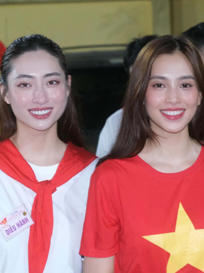 Tiểu Vy tham gia tổng duyệt, tranh thủ đọ sắc cùng đồng chí công an Tiểu Vy tham gia tổng duyệt, tranh thủ đọ sắc cùng đồng chí công an