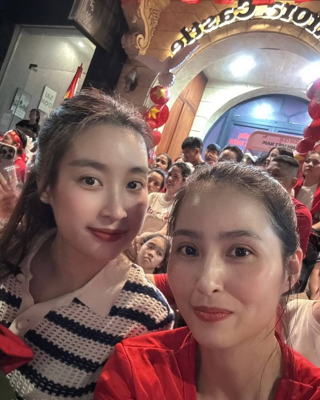 Xuất thân "trâm anh thế phiệt", ái nữ nhà Đỗ Mỹ Linh vẫn được mẹ đưa đi "bám rào" xem A80 hút triệu view!- Ảnh 5.