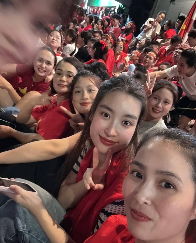 Xuất thân "trâm anh thế phiệt", ái nữ nhà Đỗ Mỹ Linh vẫn được mẹ đưa đi "bám rào" xem A80 hút triệu view!- Ảnh 4.