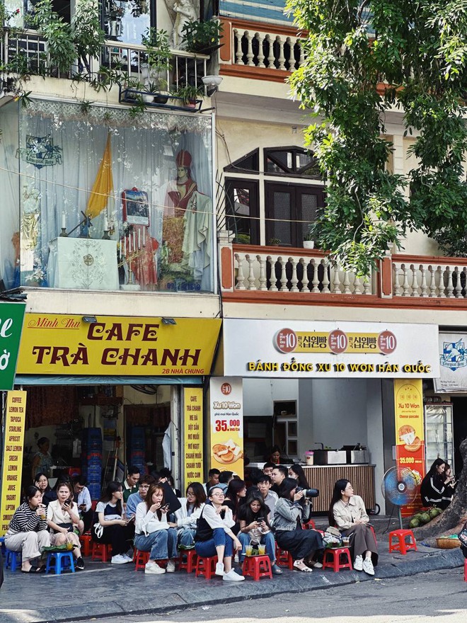 Chuyện lạ giữa mùa hè Hà Nội: Nắng 40 độ nhưng có 1 nơi dân tình "đốt cháy giai đoạn" để bắt trend mùa thu- Ảnh 8.