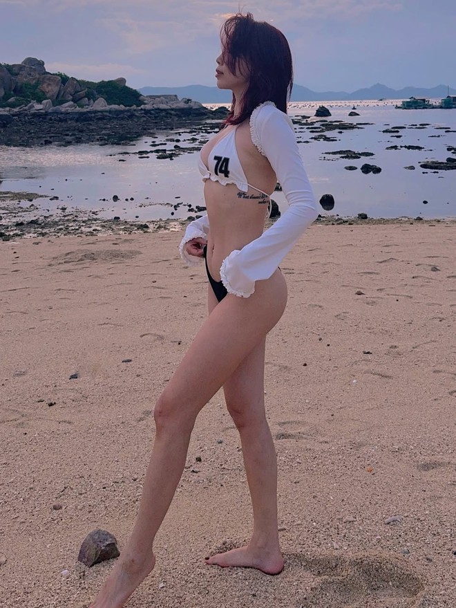 Ngắm Tóc Tiên diện bikini không chỉ sướng mắt mà còn hóng được miên man kiểu đẹp, hot hừng hực- Ảnh 4. Ngắm Tóc Tiên diện bikini không chỉ sướng mắt mà còn hóng được miên man kiểu đẹp, hot hừng hực- Ảnh 4.