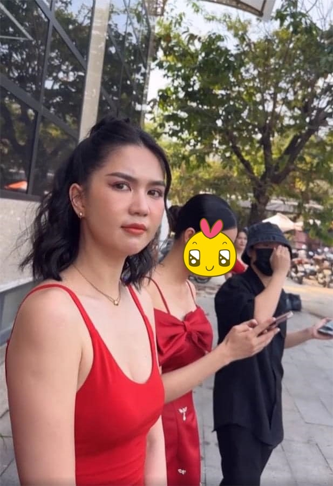 Clip gây "đỏ mặt" của Ngọc Trinh với bikini bé xíu, body hậu giảm cân thế nào?- Ảnh 3. Clip gây "đỏ mặt" của Ngọc Trinh với bikini bé xíu, body hậu giảm cân thế nào?- Ảnh 3.