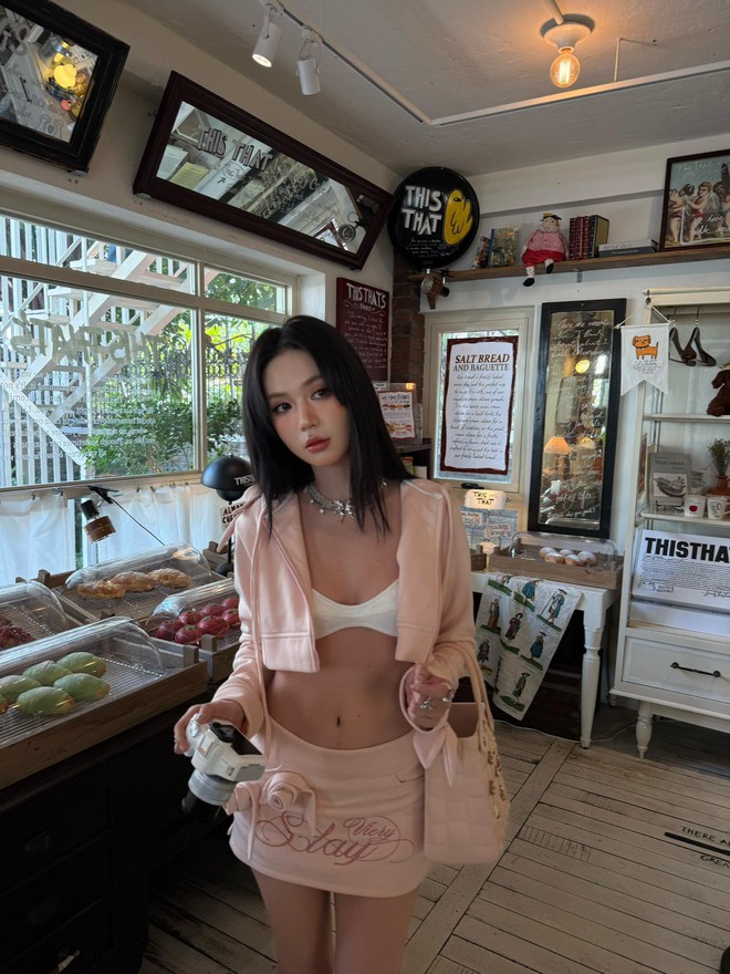 Clip gây "đỏ mặt" của Ngọc Trinh với bikini bé xíu, body hậu giảm cân thế nào?- Ảnh 4. Clip gây "đỏ mặt" của Ngọc Trinh với bikini bé xíu, body hậu giảm cân thế nào?- Ảnh 4.