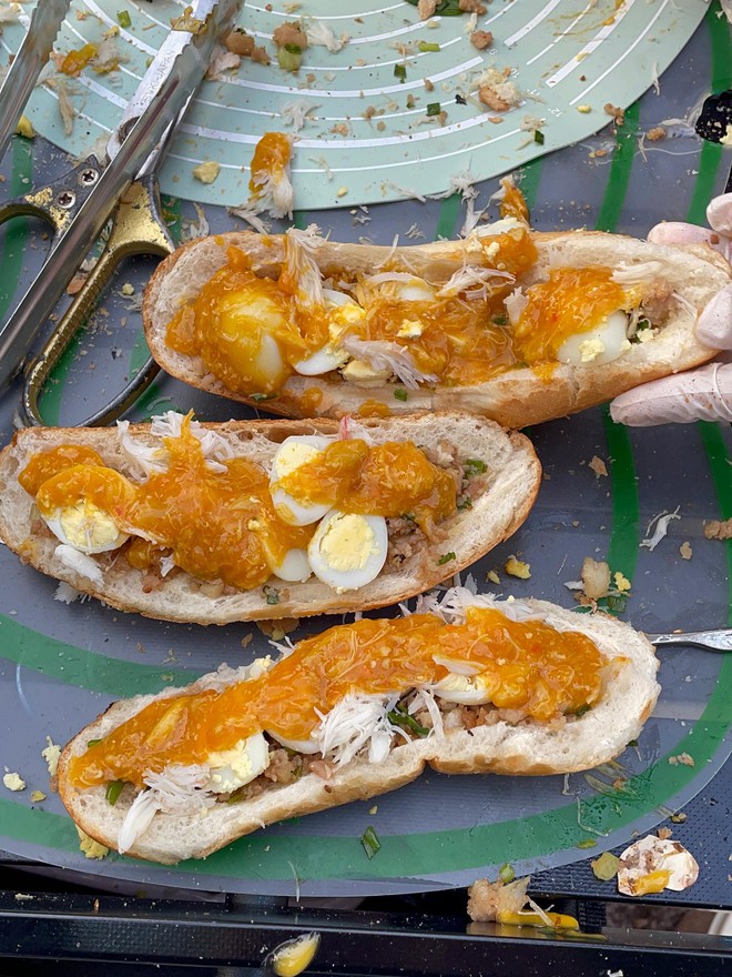 Cô bé 14 tuổi ở TPHCM gây sốt với món bánh mì gạch cua, chỉ mở bán đúng 2 tiếng là hết sạch 600 phần!- Ảnh 7.