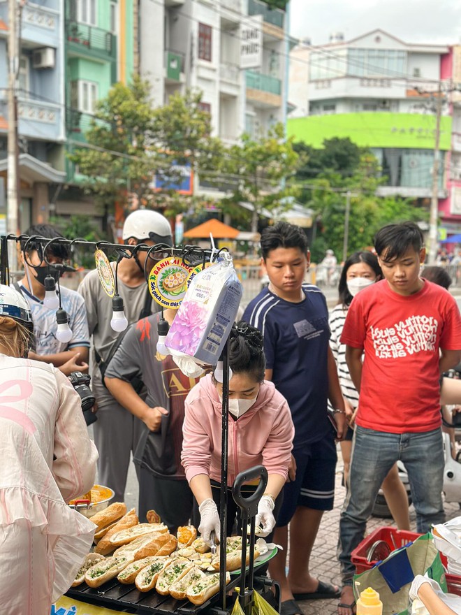 Cô bé 14 tuổi ở TPHCM gây sốt với món bánh mì gạch cua, chỉ mở bán đúng 2 tiếng là hết sạch 600 phần!- Ảnh 6.