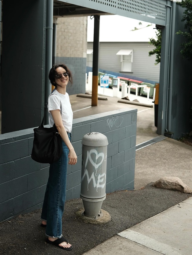 Nữ diễn viên 44 tuổi có style dạo phố cực trẻ xinh dù toàn mặc item cơ bản- Ảnh 2.